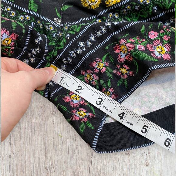 Old Navy Black Floral 100% Cotton Tropical Everyday Shorts Size 4 - Picture 3 of 6